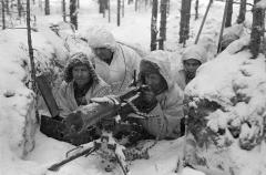 1280px-A_Finnish_Maxim_M-32_machine_gun_nest_during_the_Winter_War.jpg