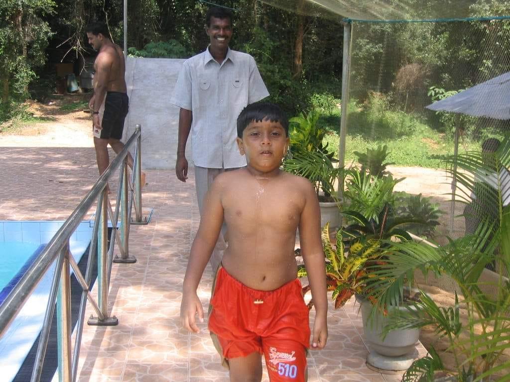 கடற்கரும்புலி சிலம்பரசன் நீச்சல் தடாகத்தில் தமிழீழத் தேசியத் தலைவரின் இளையமகன் பாலச்சந்திரன்..jpg