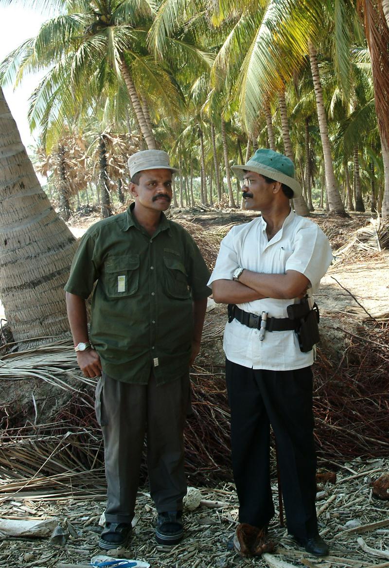 Balraj with Thamilchelvan in Vaaakarai after Tsunami catastrophe.jpg