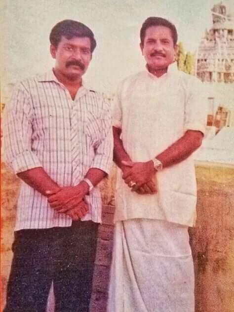 தமிழீழ தேசியக் கொடியை வடிவமைத்த தமிழகத்தை சேர்ந்த தில்லை நடராஜா தமிழீழத் தேசியத்தலைவருடன்.jpg