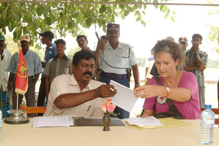 24_04_08_04 soldiers handing over killed.jpg