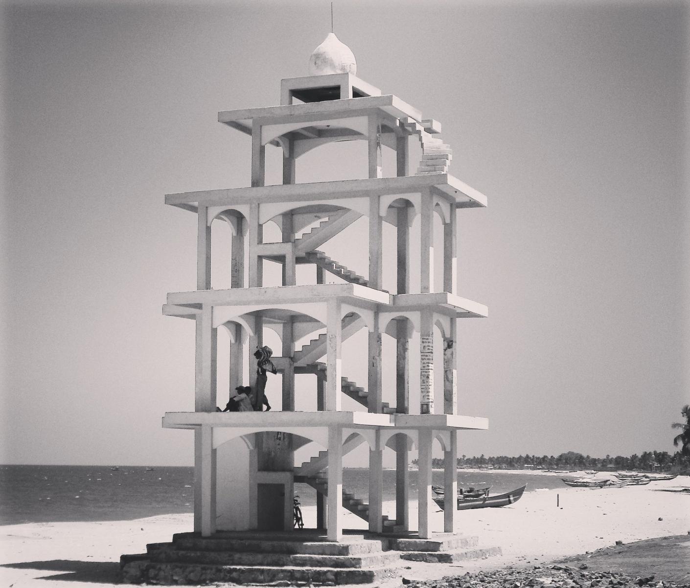 அம்பாறை சுனாமி நினைவுத்தூபி.jpg