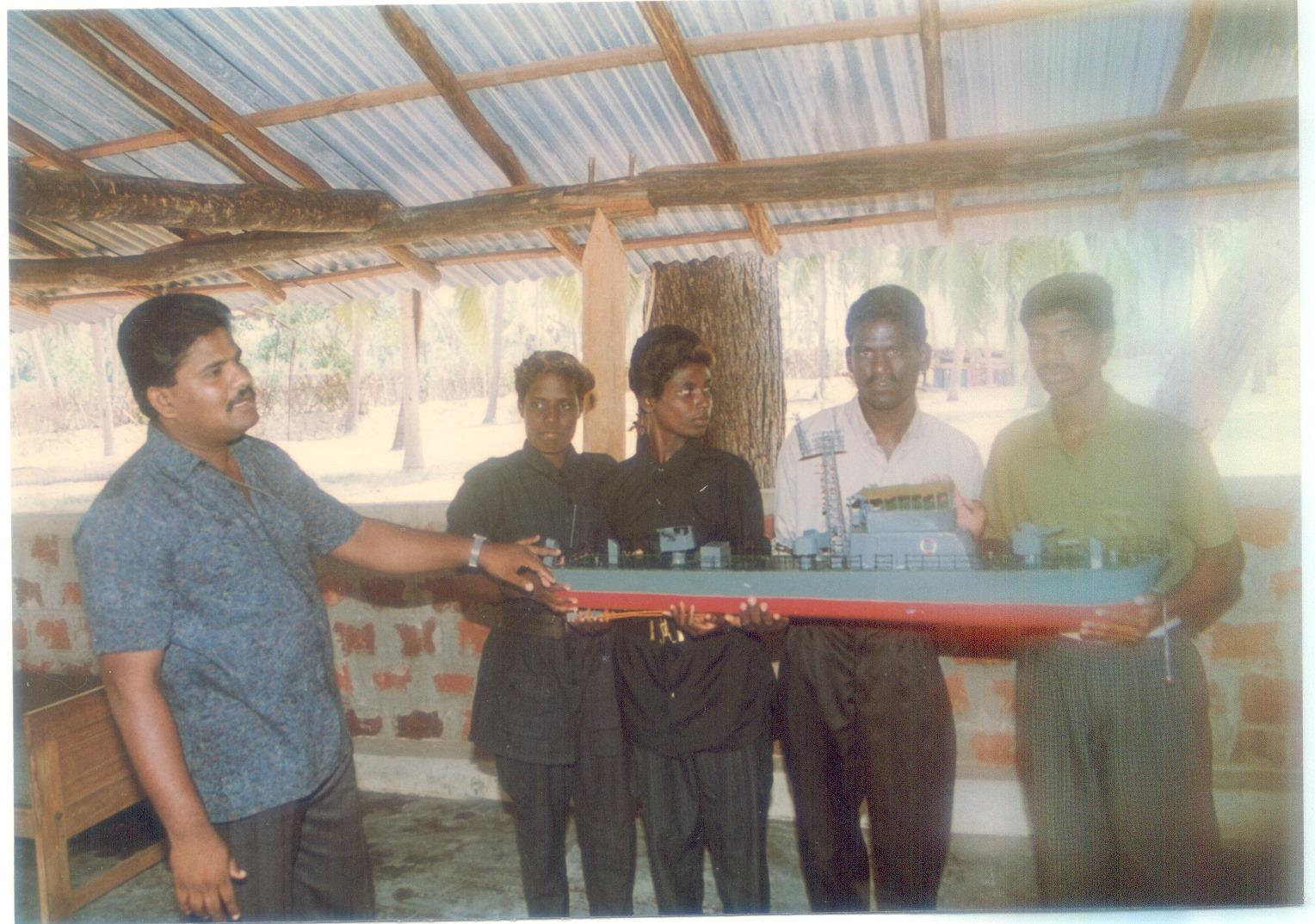 சிறிலங்கா கடற்படையினரின் முதுகெலும்பு என வர்ணிக்கபட்ட P 320 ‘ரணசுறு’ மற்றும் P 310 ‘சூரயா’ ஆகிய போர்க் கப்பல்கள் மீது திருமலை துறைமுகத்தில் கரும்புலியாய் பாயமுன்னர்; இலக்கை தாமே வடிவமைத்து தேசியத் தலைவருக்கு வெற்றி.jpg