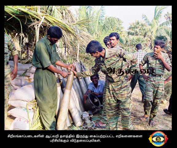 தகரி எறிகணையுடன் ஆண் போராளிகள்.jpg