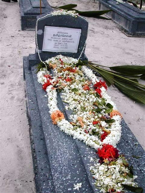 A grave with flowers mulliyavalai.jpg
