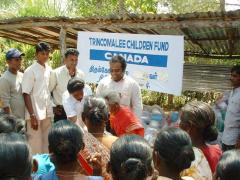 eachilamp_03 DS Mr.Umamaheswaran distributes cooking utensils to Tusnami victims.jpg