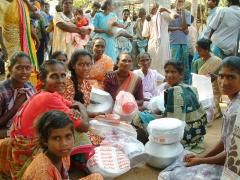 eachilamp_02 Eeachilampathu victims with cooking utensils, mats.jpg