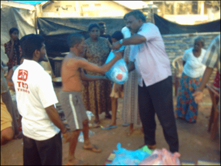 TRO’s Projects director Mr.Jehas doing relif work in Kotiyawatta village.gif