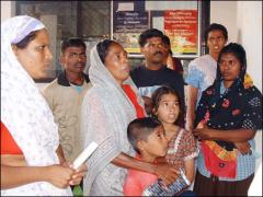 A group of victims in Kinniya Central College camp.jpg