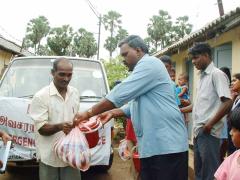 trinco_rway_tro_01 TRO Project Director Mr.Jeha hands over relief package to a railway employee.jpg