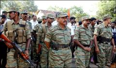 LTTE-Special-Commander-Col.-Bhanu-paying-last-respects-to-Col.-Ramanan-in-Batticaloa..jpg