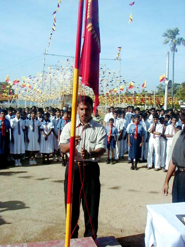 Great_Heroes_Trinco_9 LTTE Trincomalee district military commander Uthayan is seen hoisting the Thamileelam national flag.jpg