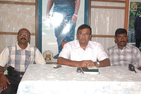 ltte-political-head-b-nadesan-addressing-the-gathering-sea-tigers-deputy-commander-vinayagam-is-seated-on-the-left.jpg