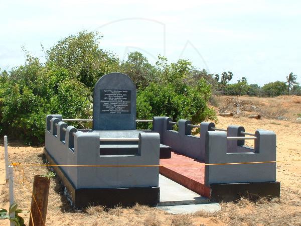 Elephantpass memorial stone for Land Black Tigers KIA in Artivatte during Kudaarappu landing.jpg