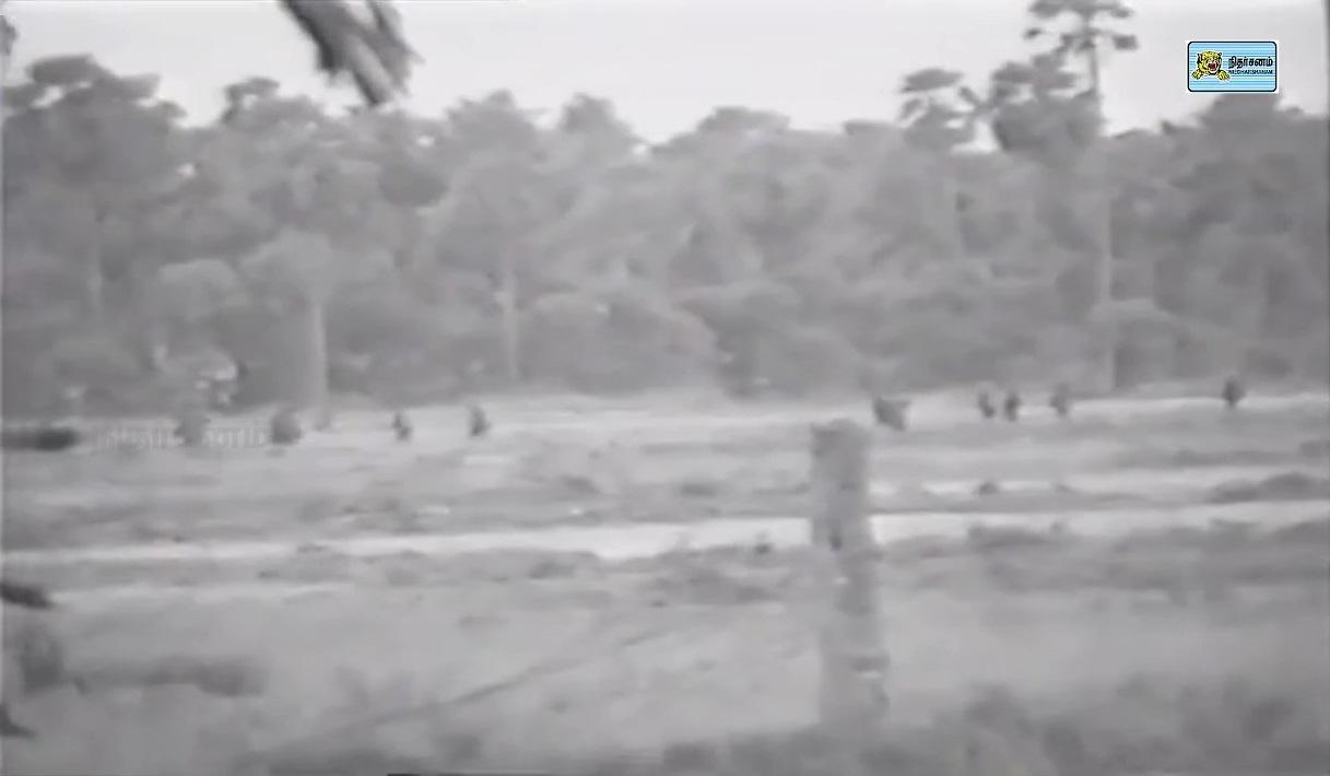fleeing srilankan army soldiers from Elephantpass3.jpg