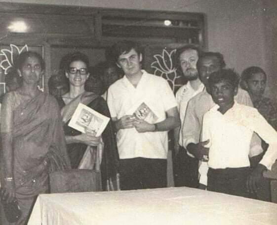 1974 உலகத் தமிழாராய்ச்சி மாநாட்டில் பங்கேற்க வந்த வெளிநாட்டு பிரதிநிதிகளுடன் சிறுவனாக கிட்டண்.jpg