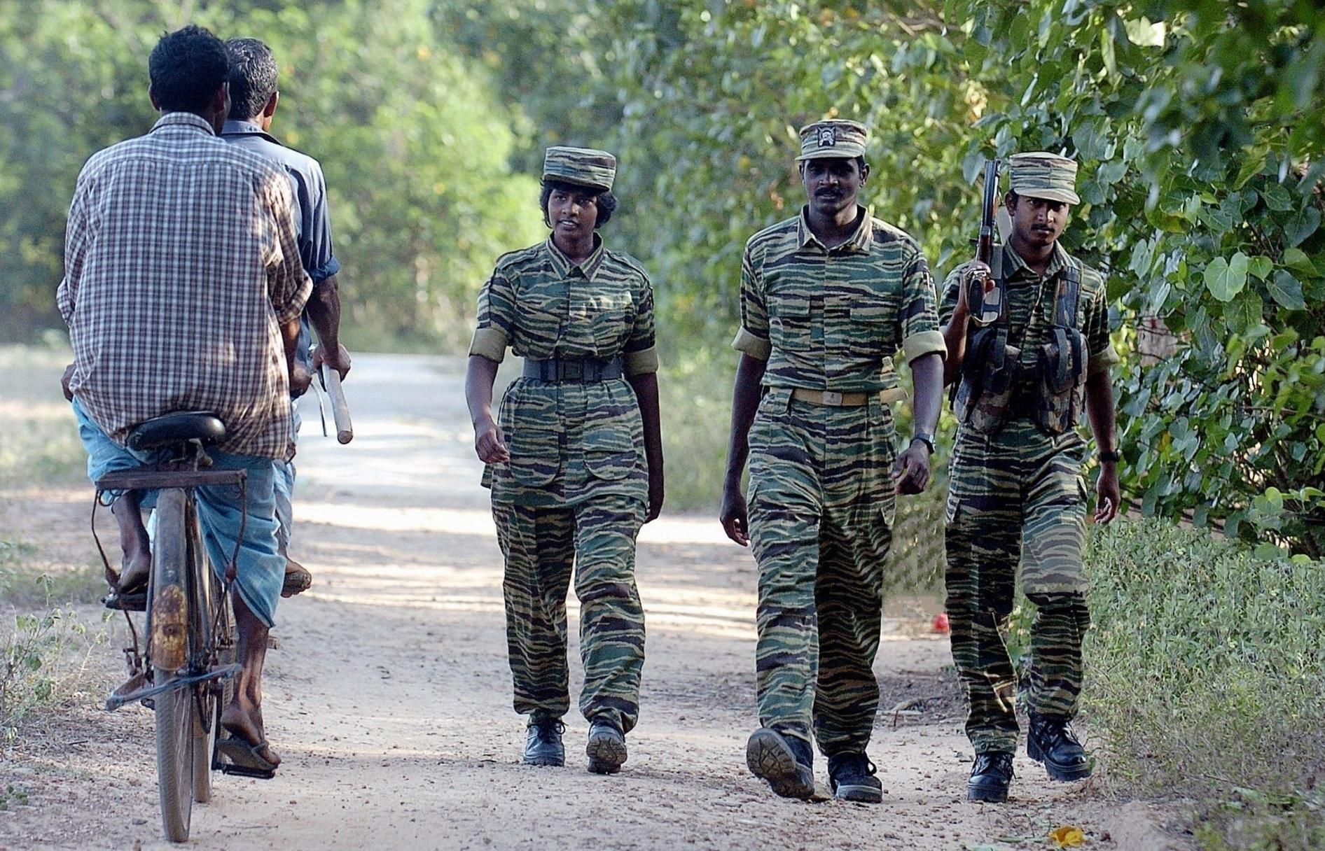 சுற்றுக்காவலில் ஈடுபடும் புலிவீரர்கள் | Uthayanagar east kilinochchi, 23 may 2006.jpg