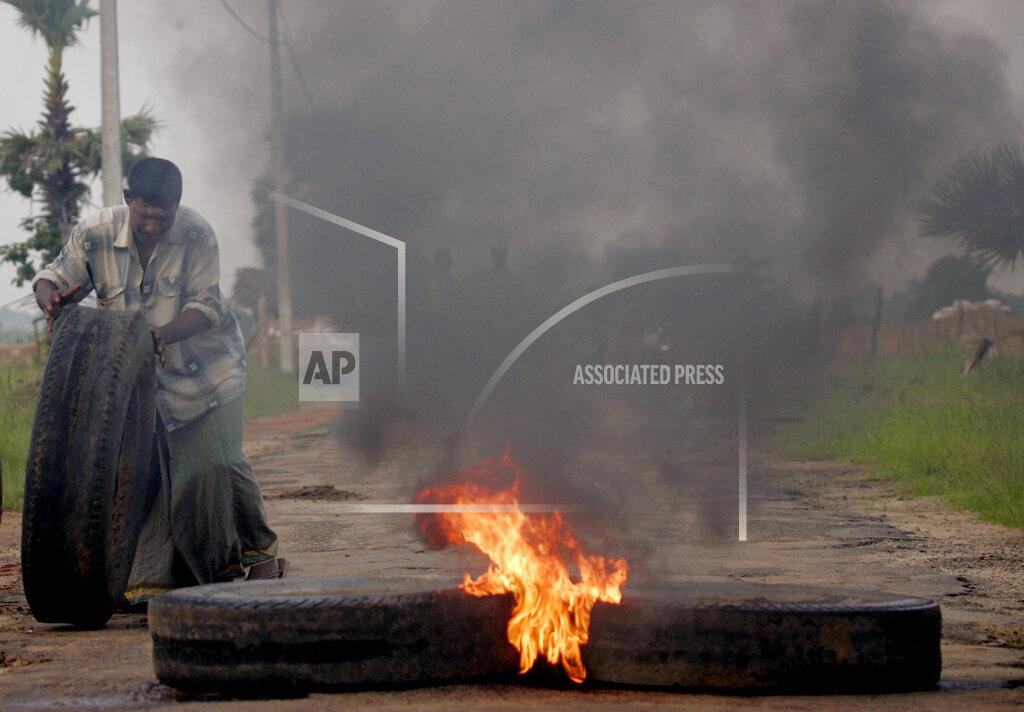 Soldiers of Liberation Tiger of Tamil Ealam or LTTE man a roadblock in Vavunathivu, in Batticaloa district of eastern Sri Lanka, Thursday Nov. 17, 2005. LTTE blocked roads to deter Tamils from voting in the Presidential election.jpg