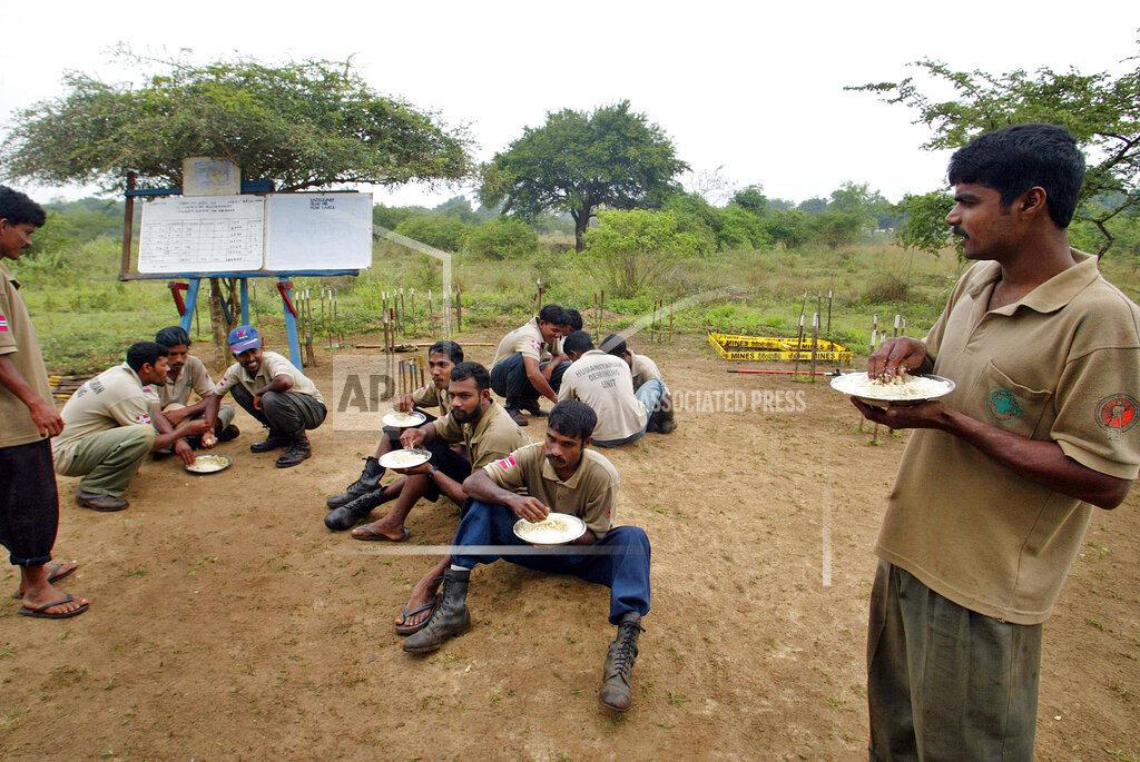 former defense line of the SL military strewn in Mankulam, jan 27, 2006 mm.jpg