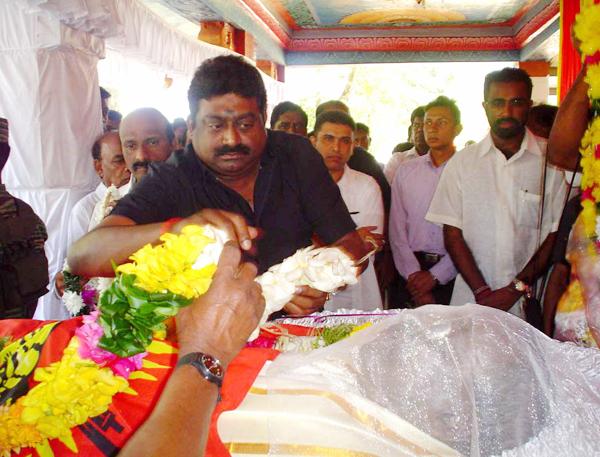 jospara_kili_28_12_05_03 CWC leader Thondaman paying tribute with garland.jpg