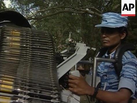 2002 tamil women march past wr32.jpg