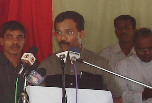 jospara_kili_28_12_05_10 S.P.Thamilchelvan addressing the mourners in Kilinochchi.jpg