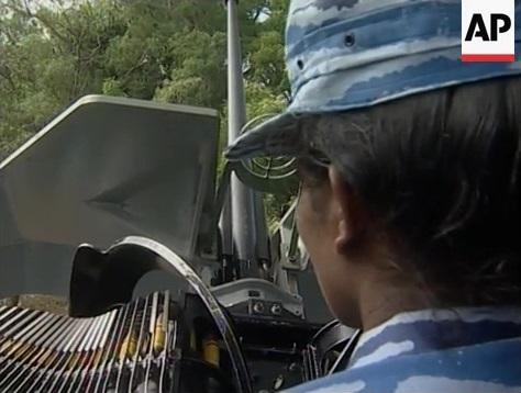 2002 tamil women march past d3.jpg