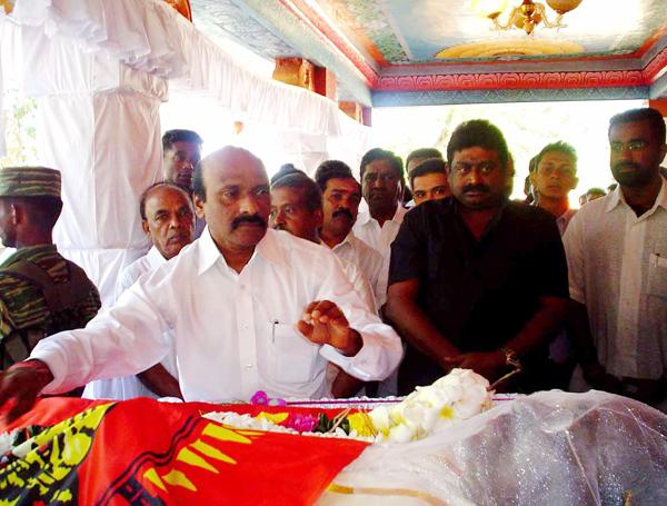 jospara_kili_28_12_05_04 UPF leader Chandrasekaran paying tribute with garland.jpg