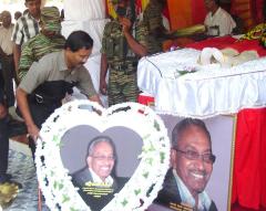 jospara_kili_28_12_05_09 LTTE Political Head S.P.Thamilchelvan paying tribute.jpg