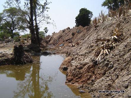 விடுதலைப்புலிகளின் அகழியுடைய மண்ணரண் (3).jpg