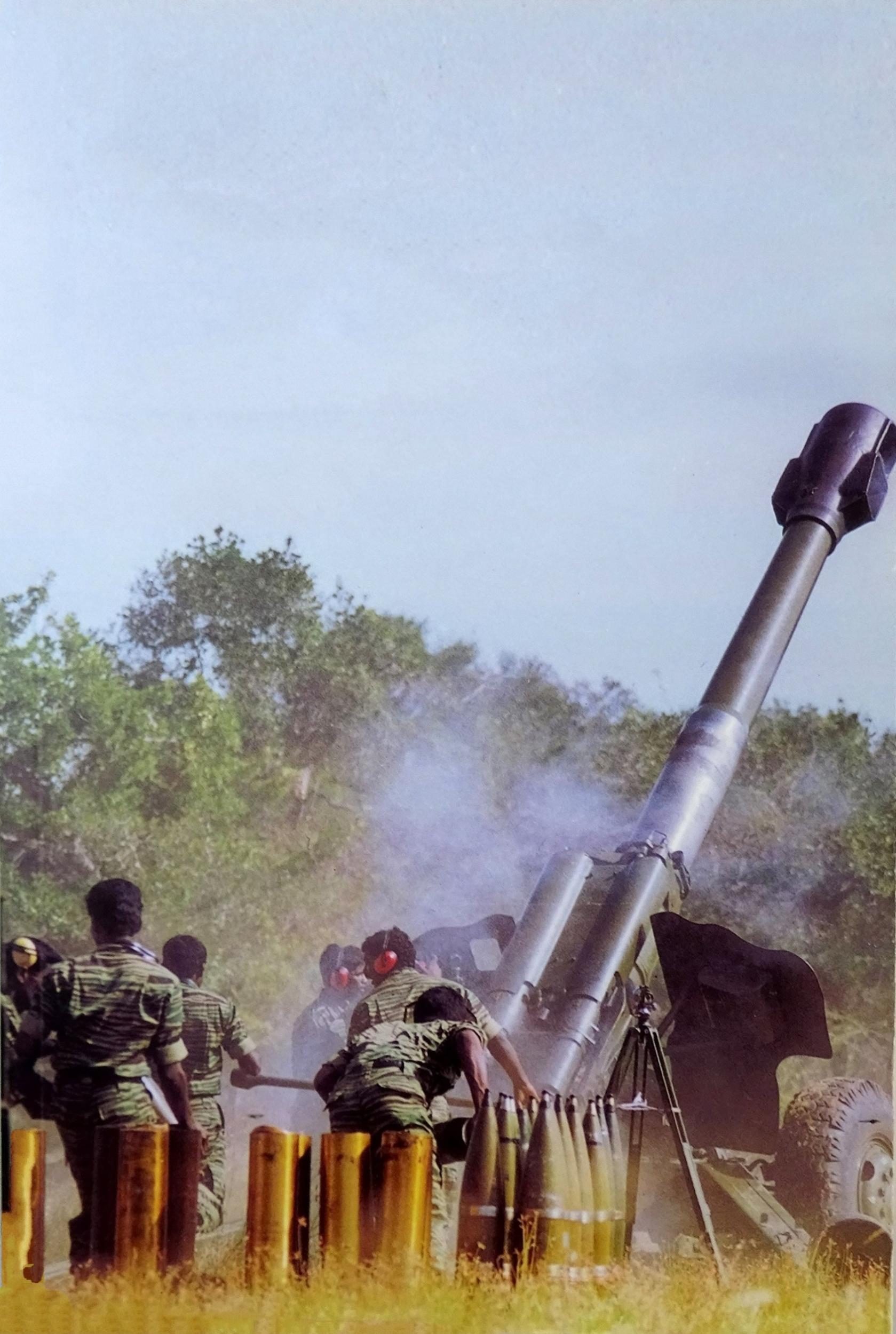 கேணல் கிட்டு பீரங்கிப் படையணியினர் ஓயாத அலைகள் மூன்றின் கட்டம் ஐந்தின் போது 152 மிமீ தெறோச்சி மூலம் எறிகணை ஏவுகின்றனர். - Col. Kittu Artillery Brigade is firing 152mm Howitzer during the Tamil Tigers' offensive operation code-named the 'Unceasing Waves 3'