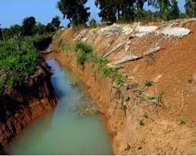 விடுதலைப்புலிகளின் அகழியுடைய மண்ணரண்.jpg