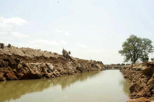 விடுதலைப்புலிகளின் அகழியுடைய மண்ணரண் (2).jpg