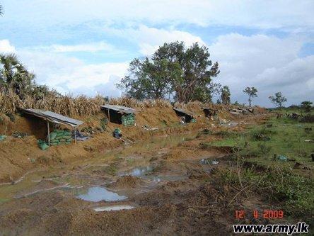 விடுதலைப்புலிகளின் அகழியுடைய மண்ணரண் (4).jpg