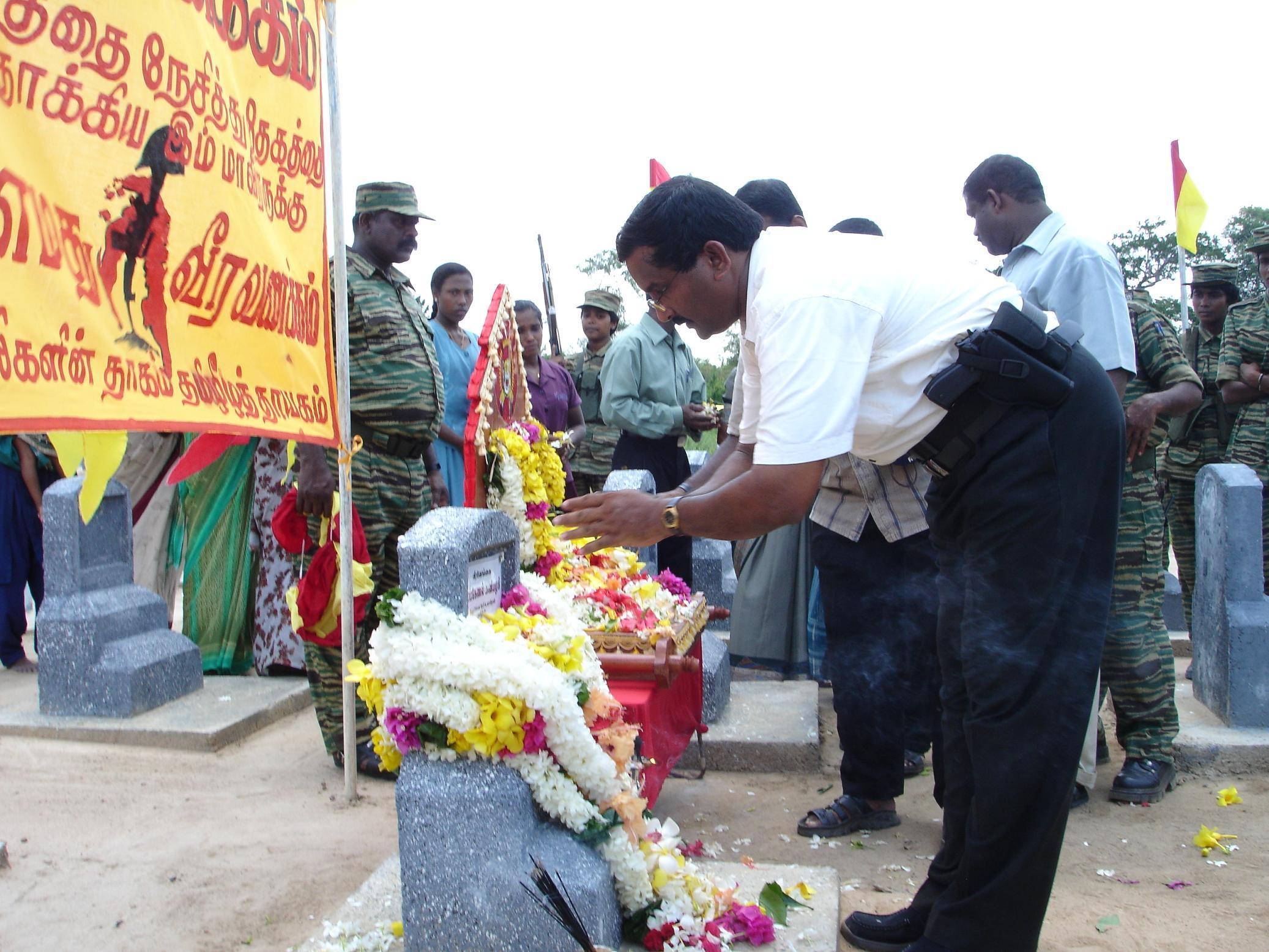thalaiyadi_15_05_06_03 LTTE political wing deputy head Mr. S. Thangan paying last respects..jpg