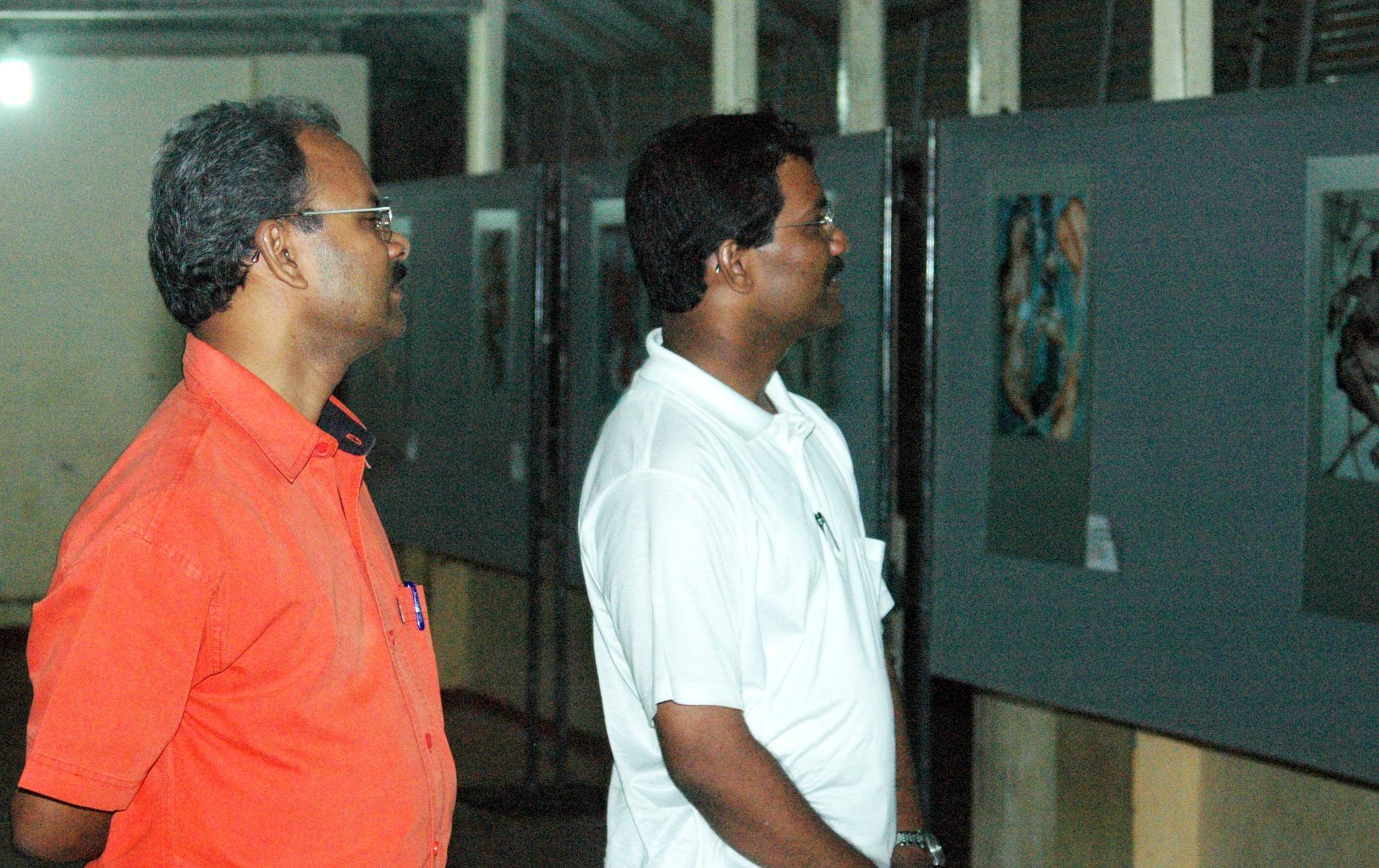 2005 ஆம் ஆண்டு தமிழீழம், கிளிநொச்சி, தூயவன் அரசறிவியல் கல்லூரியில் நடைபெற்ற புயலின் நிறங்கள் ஓவியக் காட்சியில்...jpg