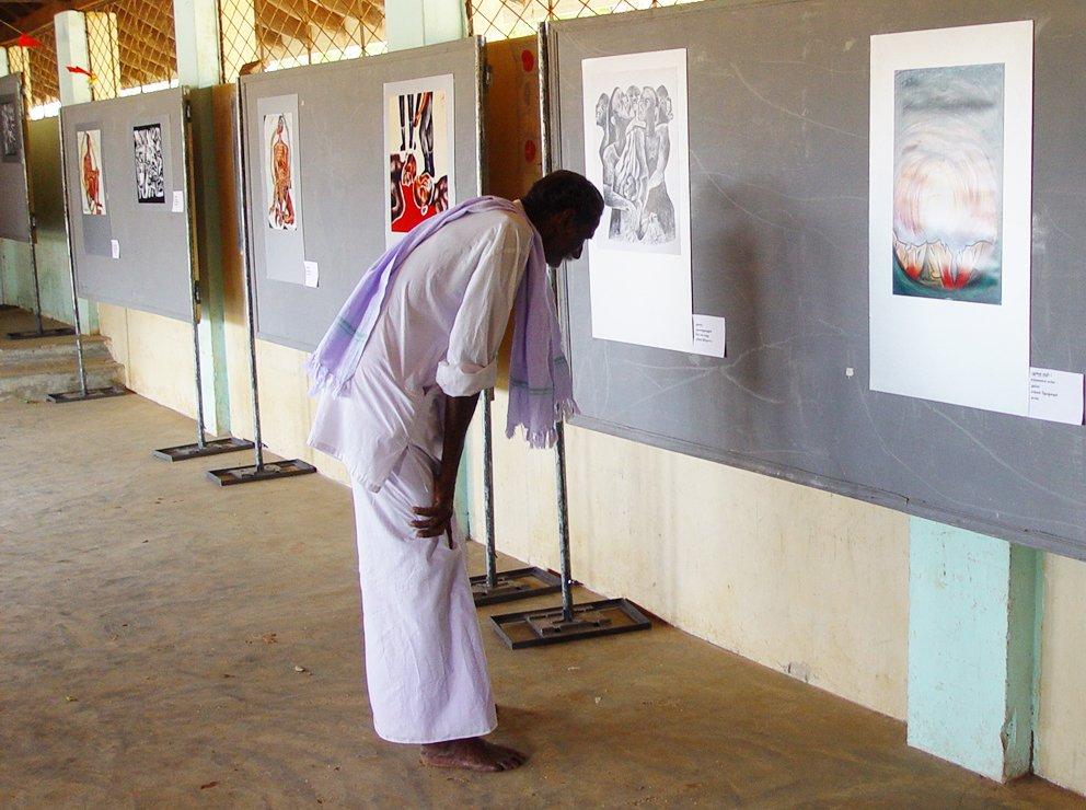 முதல் பெண் மாவீரர் 2 ஆம் லெப்டினன்ட் மாலதியின் தந்தை ஓவியக் காட்சியிலும் 3.jpg