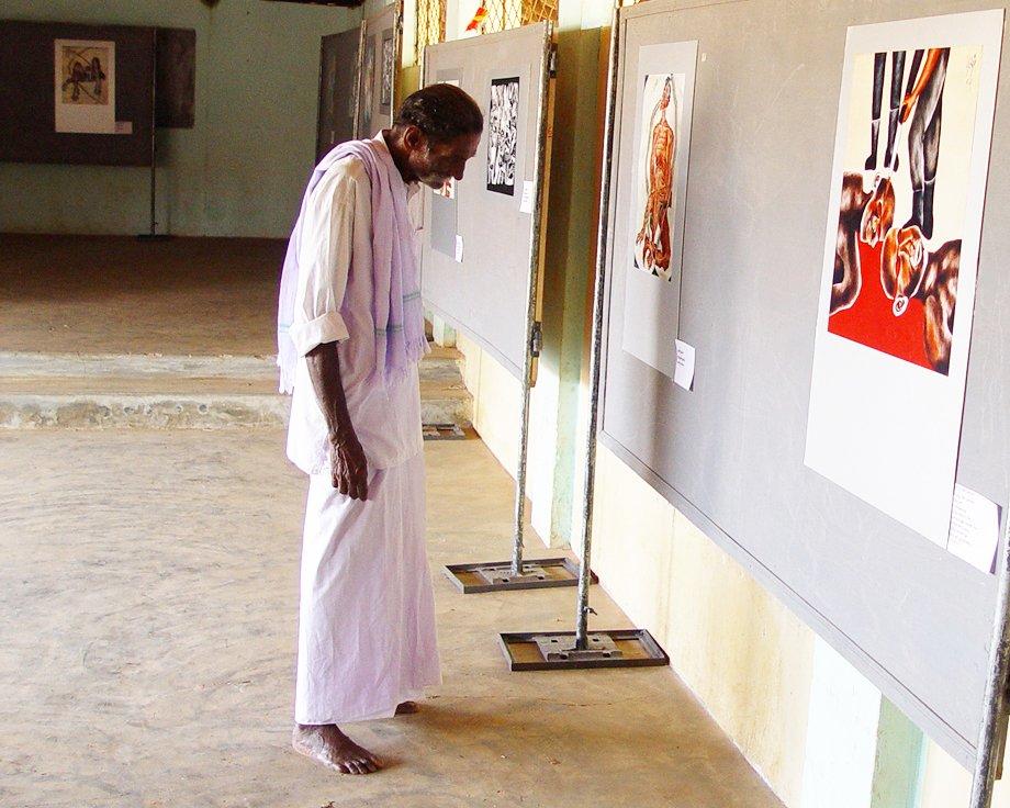 முதல் பெண் மாவீரர் 2 ஆம் லெப்டினன்ட் மாலதியின் தந்தை ஓவியக் காட்சியிலும்.jpg