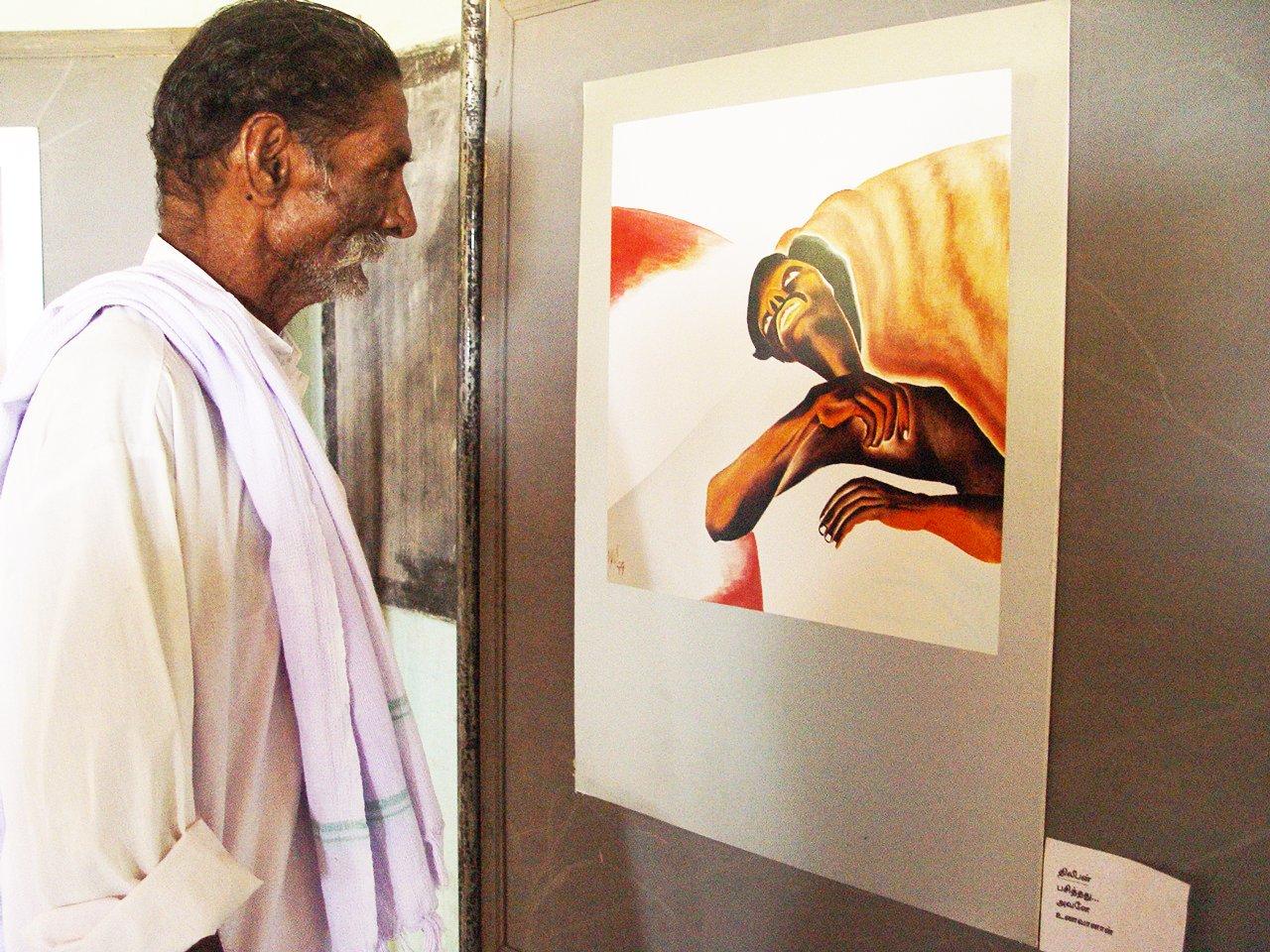 முதல் பெண் மாவீரர் 2 ஆம் லெப்டினன்ட் மாலதியின் தந்தை ஓவியக் காட்சியிலும் 4.jpg