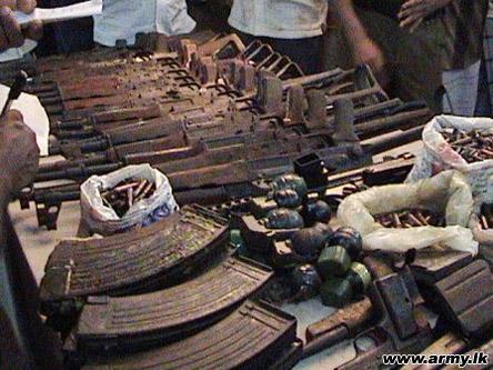 Kattankudy-weapons - Sri Lankan Muslim jihadi or Home Guard handing over weapon (1).jpg