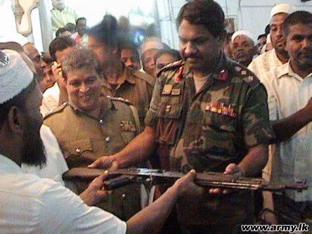 Kattankudy-weapons - Sri Lankan Muslim jihadi or Home Guard handing over weapon (2).jpg