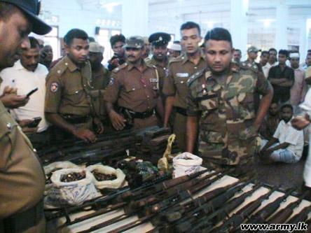Kattankudy-weapons - Sri Lankan Muslim jihadi or Home Guard handing over weapon (3).jpg