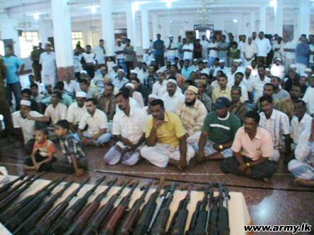Kattankudy-weapons - Sri Lankan Muslim jihadi or Home Guard handing over weapon (4).jpg