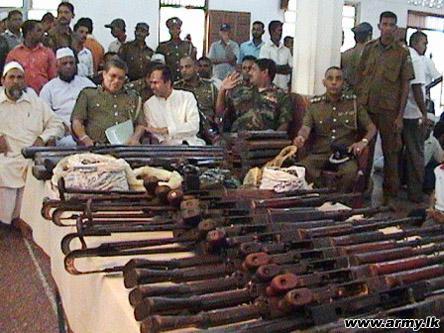 Kattankudy-weapons - Sri Lankan Muslim jihadi or Home Guard handing over weapon (5).jpg