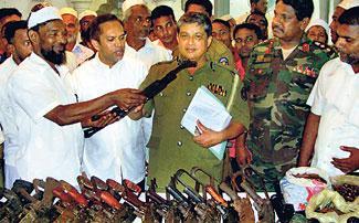 Kattankudy-weapons - Sri Lankan Muslim jihadi or Home Guard handing over weapon.jpg