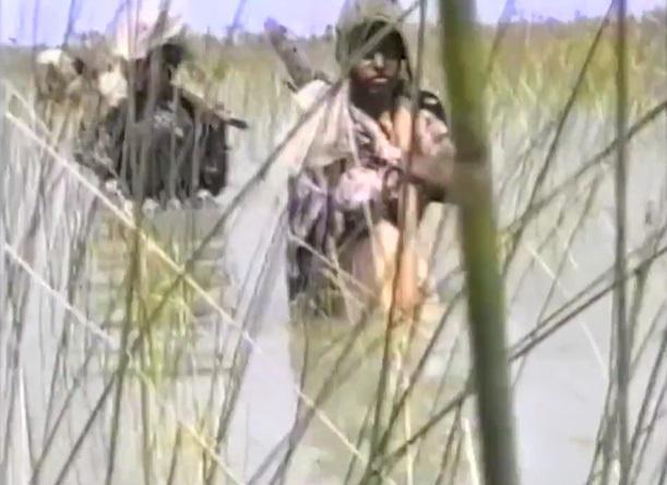 வீரக்களி ஆற்றினூடாக இத்தாவில் பெட்டி நோக்கி நகரும் ஈழத் தமிழரின் சுந்தந்திரப் போராட்ட வீரர்கள்.jpg