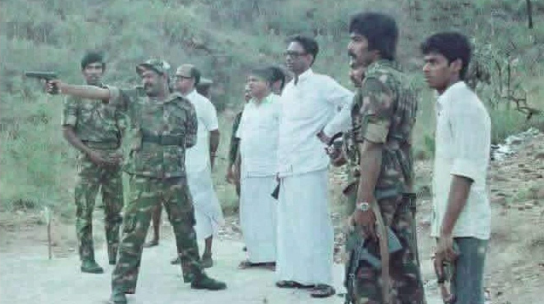 பன்னிரு வேங்கைகளில் ஒருவரான மேஜர் அப்துல்லா, தலைவர் மாமா, தமிழ்நாட்டு அரசியல்வாதிகளான திரு. அழகர்சாமி மற்றும் திரு. பழ. நெடுமாறன், சிறி. நாடாளுமன்ற உறுப்பினர் அமரர். துரைரத்தினத்தின் மகன் மேஜர் கமல், மற்றும் (தரநிலை தெரியவ.png