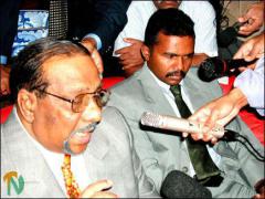 05_12_02_02 Mr. Balasingham met the Tamil press after the press conference, assisted by Thuruki V. Karuna (right) and Mr. S. P Thamilchelvan.jpg