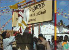 Mr.Ruban, LTTE district political secretary, unveiling the name board of the Kuchchaveli Political office at Nilaveli 1652002.jpg