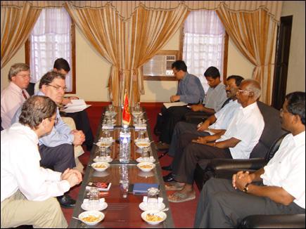 large.john_hume_tamilchelvan203April2003